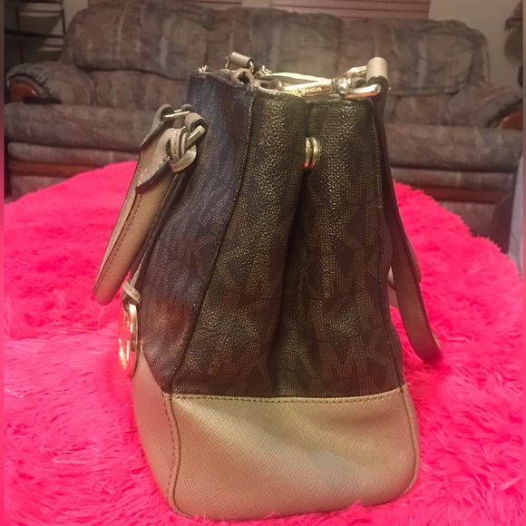 Michael Kors signature Sutton bag - Picture 3 of 6